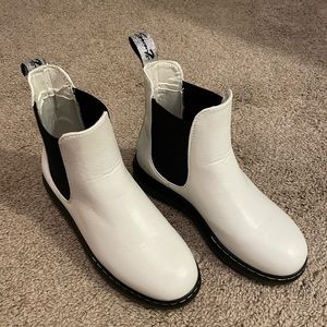 Seven7 boots, size 8. They really fit more like a 7-7.5!